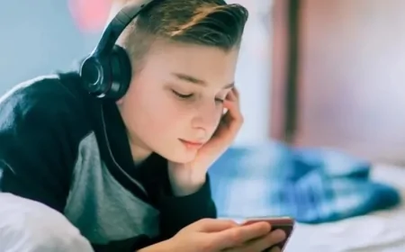 কিশোর-কিশোরীদের মনের ভাষা বোঝা: মানসিক চাপ, সাহায্যের সংকেত এবং বাবা-মায়ের ভূমিকা