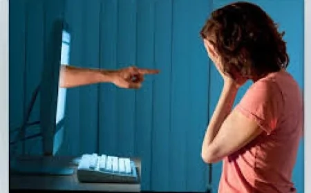 সাইবার বুলিং: নীরব আগ্রাসন ও প্রতিরোধের পথ