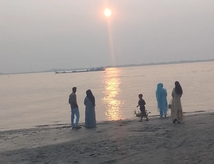 হেমন্ত শীতের সন্ধিক্ষণে নারিশা ঘাট, যেখানে জীবন ছুঁয়ে যায় পদ্মার অপার সৌন্দর্যে