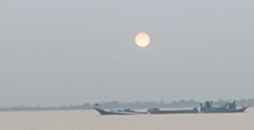 হেমন্ত শীতের সন্ধিক্ষণে নারিশা ঘাট, যেখানে জীবন ছুঁয়ে যায় পদ্মার অপার সৌন্দর্যে