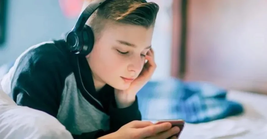 কিশোর-কিশোরীদের মনের ভাষা বোঝা: মানসিক চাপ, সাহায্যের সংকেত এবং বাবা-মায়ের ভূমিকা