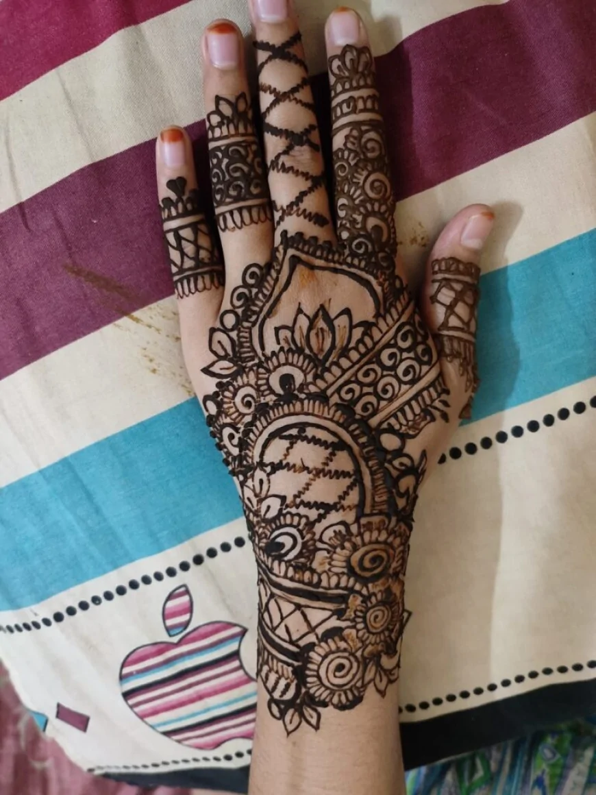 হাফ-হ্যান্ড ট্র্যাডিশনাল মেহেদি