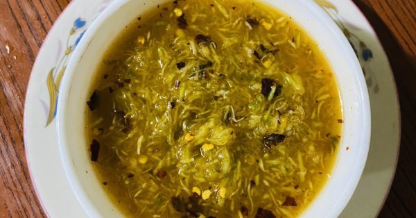 কাঁচা আম ভর্তা: টকের ঝাঁজে মাখানো এক বাঙালি আবেগ